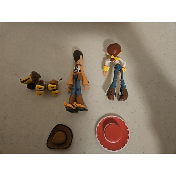 Lot Of 3 Action Figures Toy Story Woody Jessie Slinky Dog With Hats 5 Pieces - Picture 6 of 7